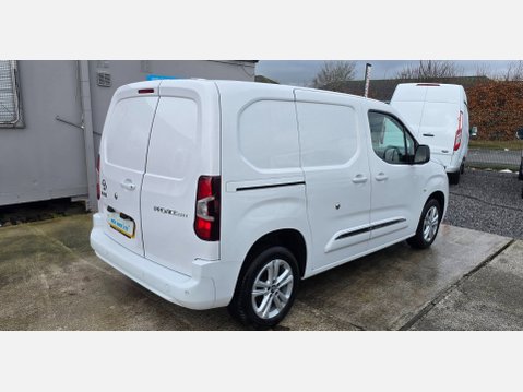 Toyota Proace City design L1 H1 SWB 1.5d 100ps eu6 nav 6 Speed 2