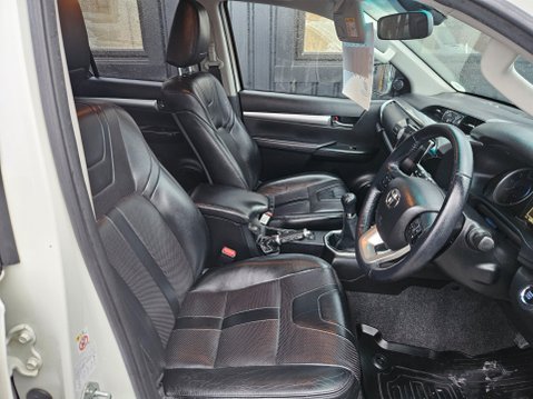 Toyota Hilux INVINCIBLE 4WD D-4D DCB 7