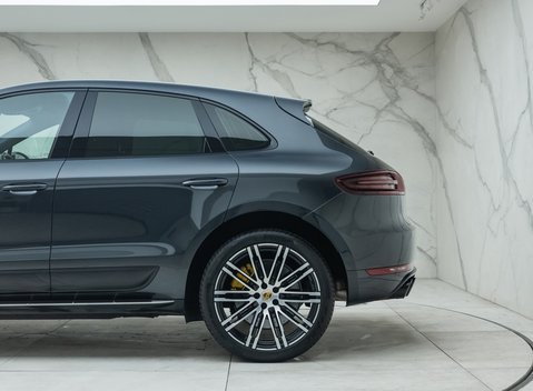Porsche Macan TURBO 38