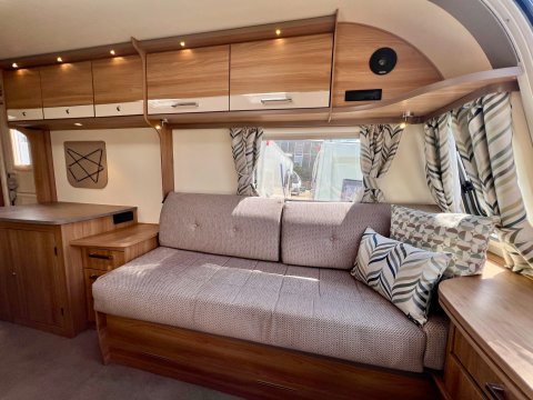 Bailey Pegasus Genoa GT70  12