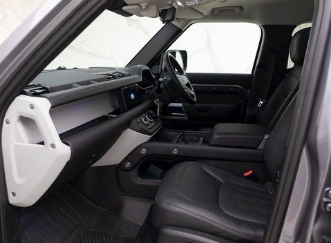 Land Rover Defender 110 HSE P300 17