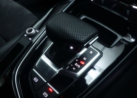 Audi A4 2.0 A4 S Line Black Edition 35 TFSI Semi-Auto 4dr 39