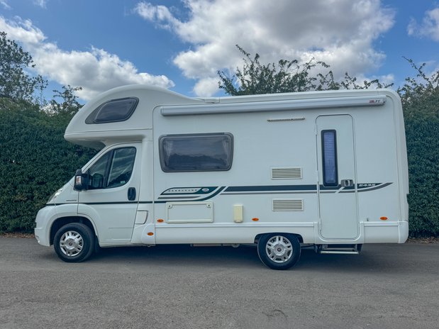 Bessacarr E 5 Berth | 4 Belts | Dinette | Rear Kitchen| Side Bathroom | Vanlux 38
