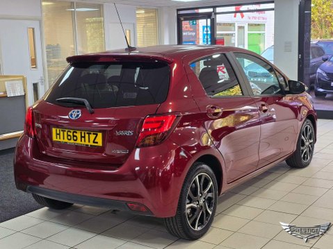 Toyota Yaris 1.5 VVT-h Design E-CVT Euro 6 5dr 4