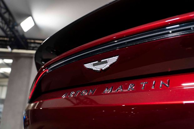 Aston Martin Vantage V12. 1 OF 333. OVER £45K IN OPTIONS. LIGHTWEIGHT PACKAGE. LIVERY PACKAGE. 5