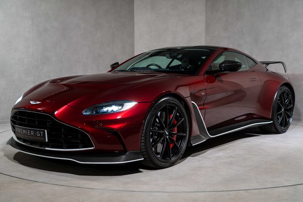 Aston Martin Vantage V12. 1 OF 333. OVER £45K IN OPTIONS. LIGHTWEIGHT PACKAGE. LIVERY PACKAGE. 1