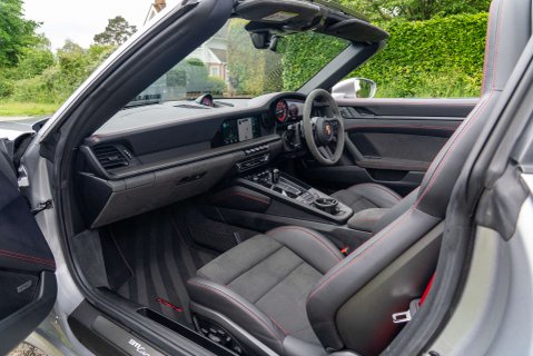 Porsche 911 Targa 4 GTS PDK 8