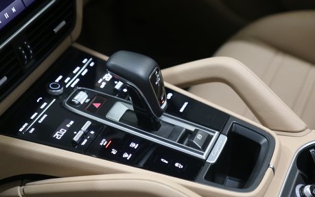 Porsche Cayenne V6 Platinum Edition - PTS Colour and Incredible Specification 34