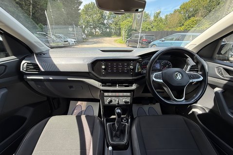 Volkswagen T-Cross SE TSI DSG - ONE OWNER - APPLE CAR PLAY - PARKING SENSORS- FULL SERVICE HIS 14