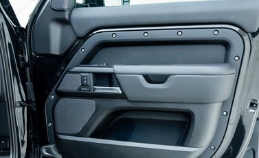 Land Rover Defender 110 V8 P525 24