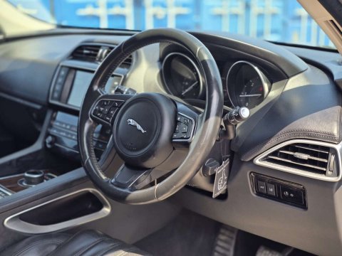 2017 Jaguar F-PACE thumbnail 23