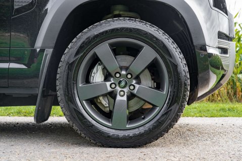 Land Rover Defender D300 X-Dynamic HSE Hard Top 5