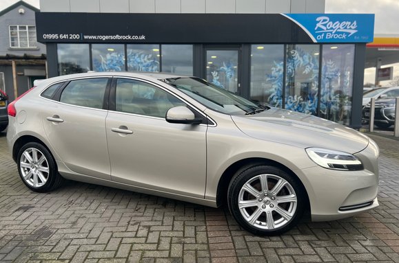 Volvo V40 2.0 T3 INSCRIPTION 1