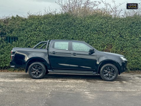 Isuzu D-Max V-Cross | AUTO | 1.9LT | AC | Sensors | Camera | Tow Bar| 4