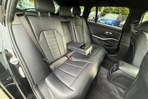 BMW 3 Series 330E M SPORT TOURING - HYBRID - APPLE CAR PLAY - 2 OWNERS - CAMERA -NEW MOT 31