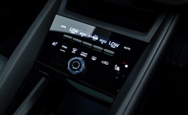 Porsche Macan GTS Electric 24