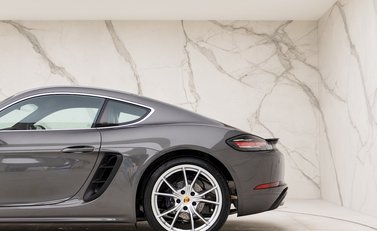 Porsche 718 Cayman 21