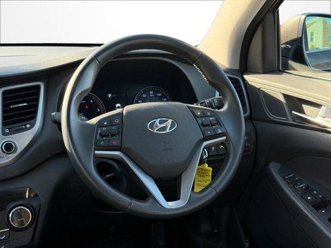 Hyundai TUCSON 2.0 CRDi Premium 5dr AWD Auto 17