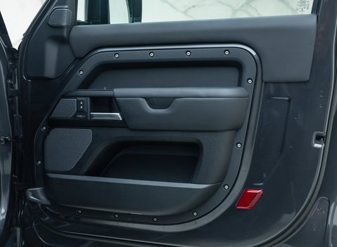 Land Rover Defender 90 V8 P525 26