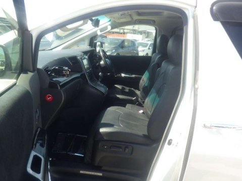 Toyota Vellfire V6 8