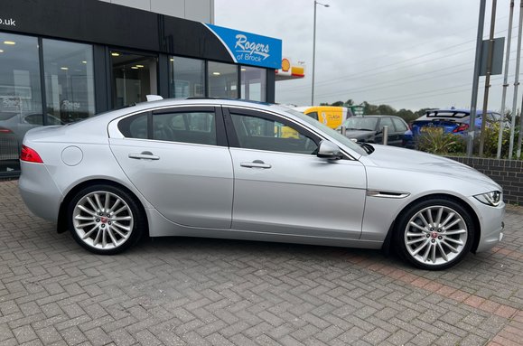Jaguar XE 2.0 D PORTFOLIO AUTO 6