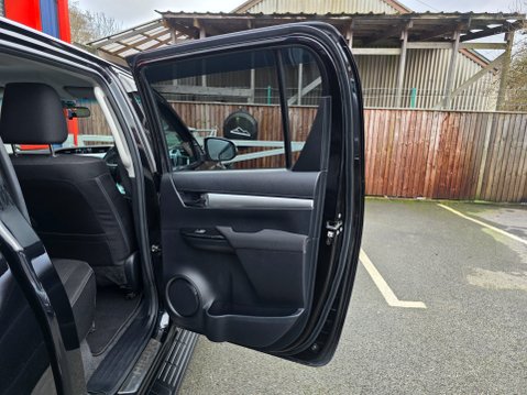 Toyota Hilux INVINCIBLE 4WD D-4D DCB Auto 24