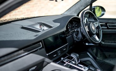 Porsche Cayenne Turbo (New Model) 16