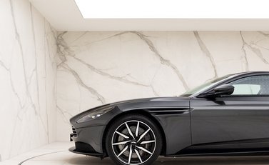 Aston Martin DB11 V8 21