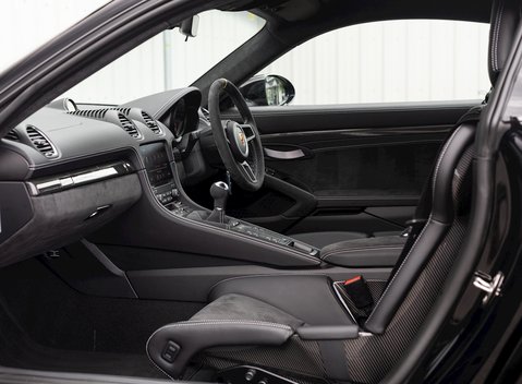Porsche 718 Cayman GT4 16