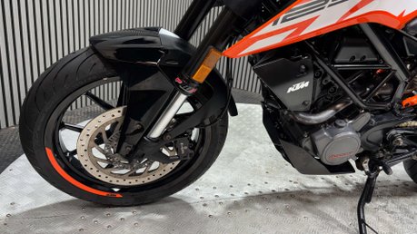 KTM Duke 2017 17K NEW MOT 125CC 15BHP NAKED BIKE 23