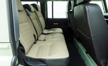 Land Rover Defender 110 Heritage 14