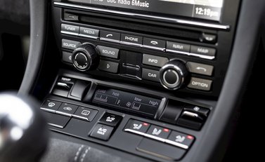 Porsche Cayman GT4 19