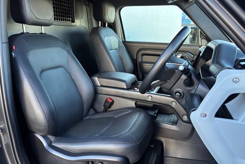 Land Rover Defender 90 D300 Hard Top X-Dynamic HSE 4