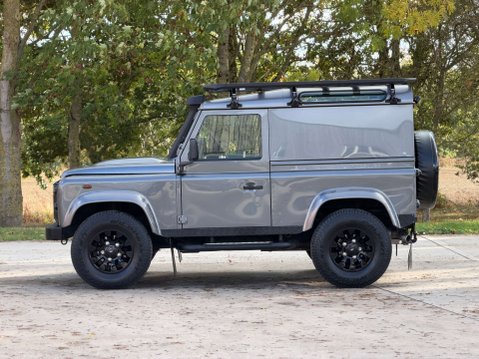 Land Rover Defender 2.2 Defender 90 XS Hard Top TD 4WD 5dr 40