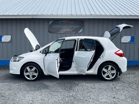 Toyota Auris 1.6 V-Matic SR Euro 5 5dr 3