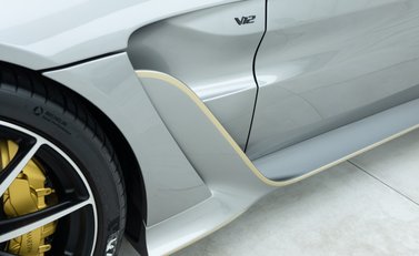 Aston Martin V12 Vantage 30