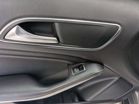 Mercedes-Benz GLA 1.6 GLA 180 Urban Edition Auto 5dr 39