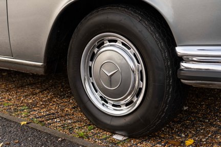 Mercedes-Benz S 280 SE 3.5 Saloon 13