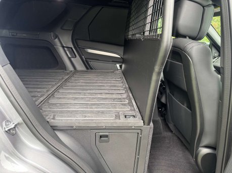Land Rover Discovery 3.0 Discovery Dynamic HSE D MHEV Automatic 4WD 5dr 35