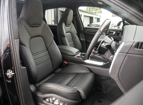 Porsche Cayenne Turbo (New Model) 12