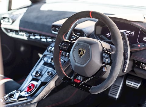 Lamborghini Huracan LP640-4 Performante 11
