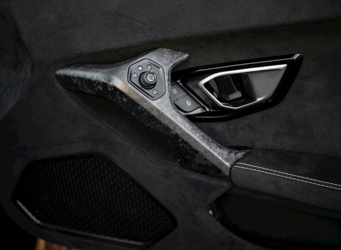 Lamborghini Huracan LP640-4 Performante 19