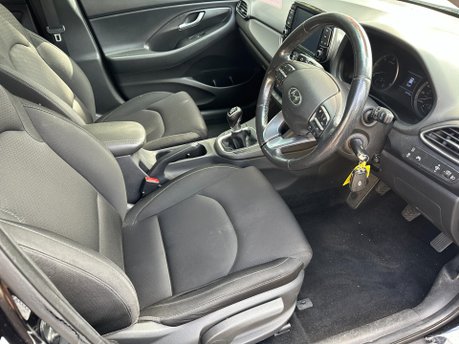 Hyundai i30 1.6 CRDI SE NAV 5 Dr 14