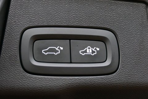 Volvo XC60 2.0 XC60 R-Design B4 MHEV AWD Auto 4WD 5dr 21