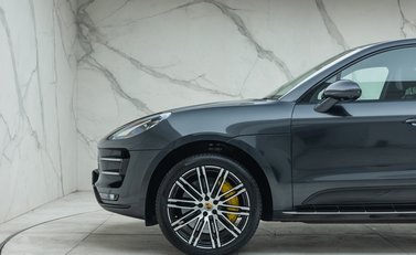 Porsche Macan TURBO 37