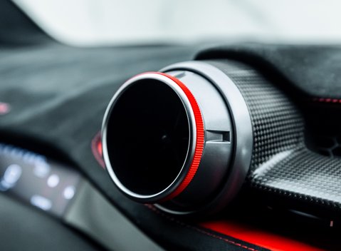 Ferrari 812 Competizione 28