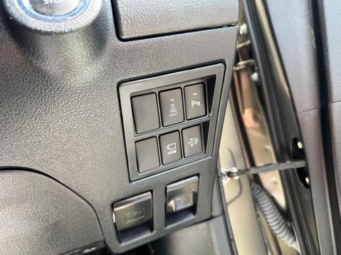 Toyota Hilux INVINCIBLE X 4WD D-4D DCB 20