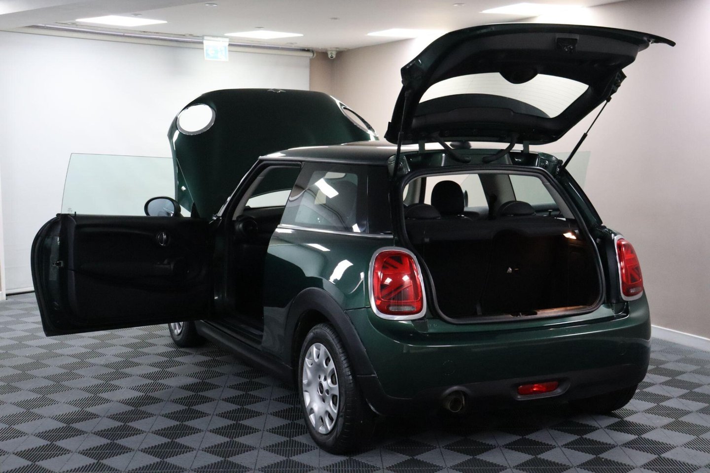 2018 MINI Hatch — image 17