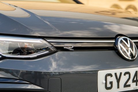 Volkswagen Golf R-LINE TSI 8