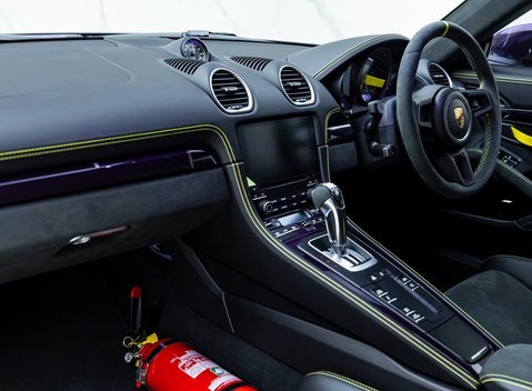 Porsche Cayman GT4 (718) 15
